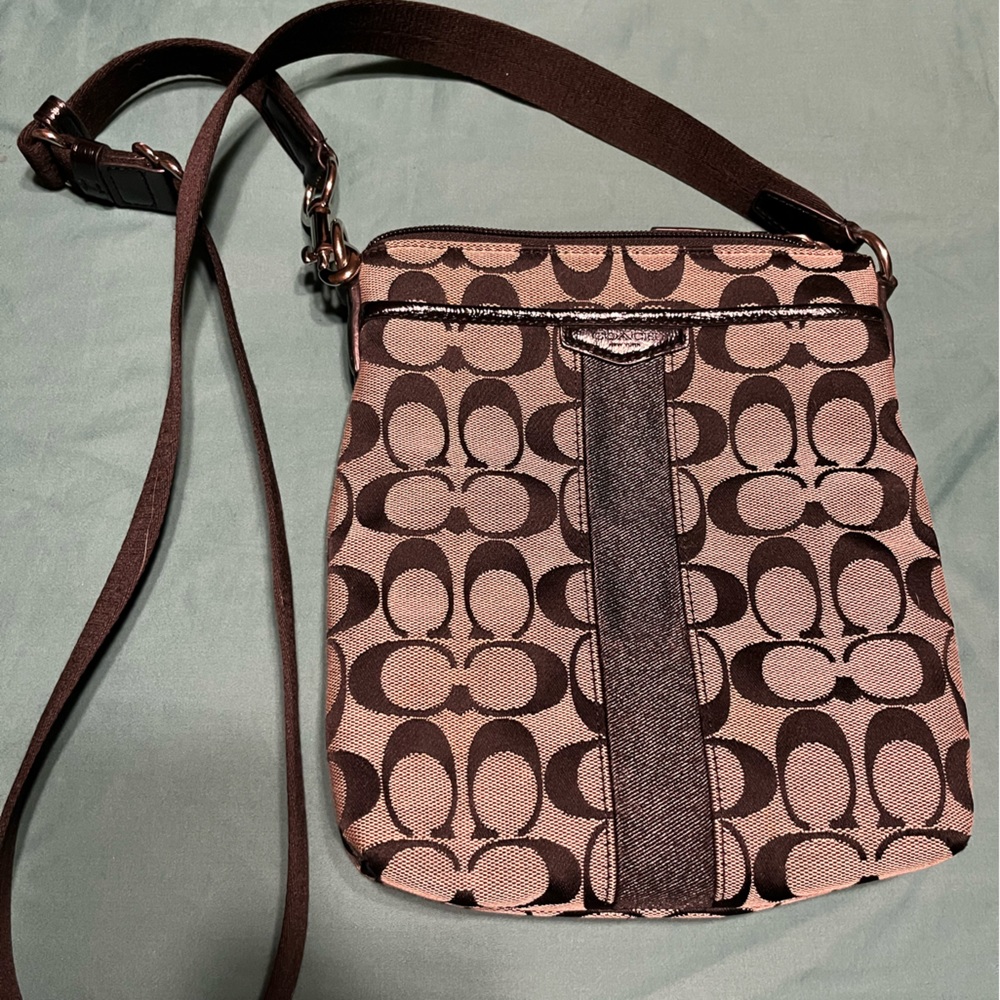 Signature Coach Black/Gray Crossbody